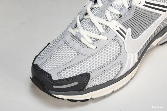 Vomero  BV1358-001 Nike Grey Vast Zoom 5  0804